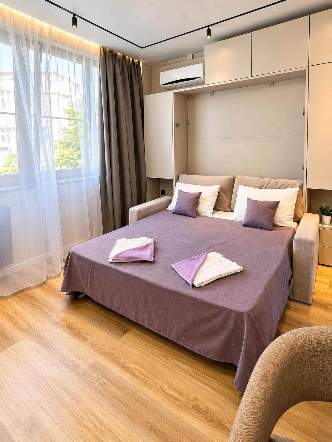 Спальная зона у окна — Студия 21 м², Сочи