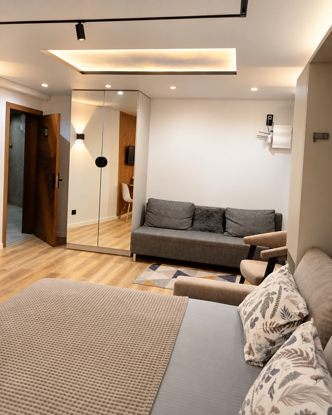 Зона отдыха с диваном и шкафом — студия 26,8 м²